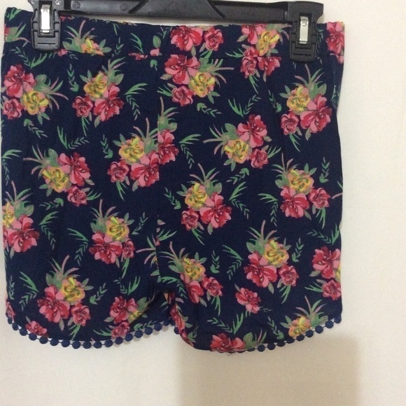 3/$35❤️Blue flower print summer shorts - Picture 5 of 5